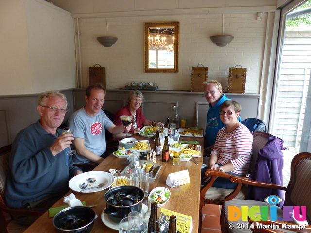 FZ008460 Hans, Pepijn, Machteld, Marijn and Jenni eating tea